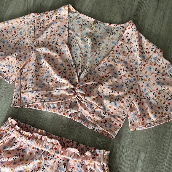 Adorable Pink Floral 2 Piece Set 🌸 - Picture 5 of 11